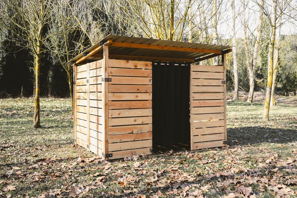 Caseta canviador de fusta amb cortines