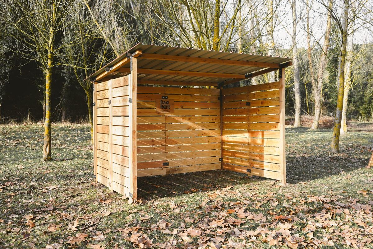 Estand simple de fusta muntat en una fira