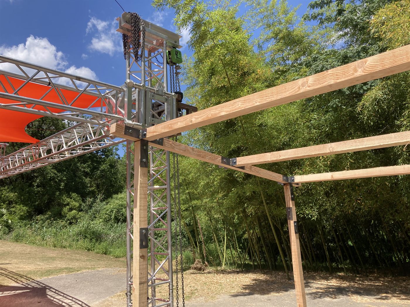 Estructura de fusta i truss d'alumini muntats junts en un exterior